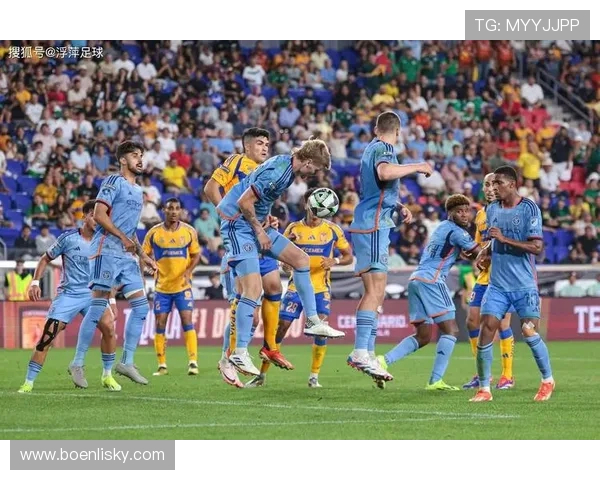 足球巨星挑战摔跤赛场展现全能魅力引发粉丝热议